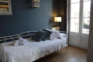 A bed or beds in a room at Mr. Serrano Apartments