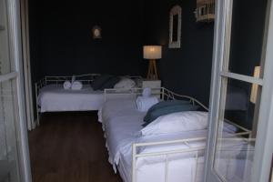 A bed or beds in a room at Mr. Serrano Apartments