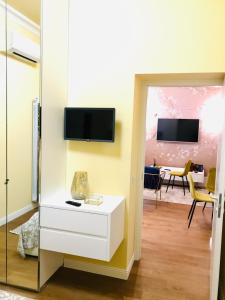 Televízia a/alebo spoločenská miestnosť v ubytovaní Porta Ticinese Apartment