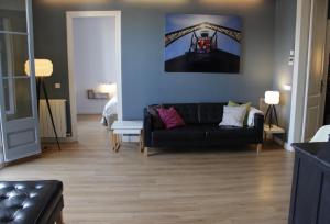 A seating area at Mr. Serrano Apartments