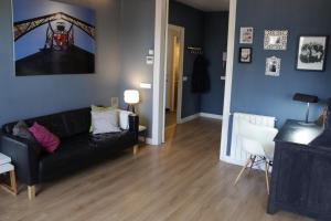 A seating area at Mr. Serrano Apartments