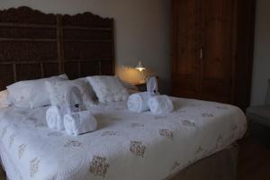 A bed or beds in a room at Mr. Serrano Apartments