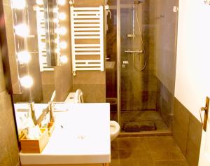 A bathroom at Mr. Serrano Apartments Még 32 kép