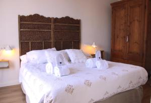 A bed or beds in a room at Mr. Serrano Apartments