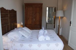 A bed or beds in a room at Mr. Serrano Apartments