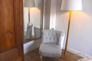 A seating area at Mr. Serrano Apartments