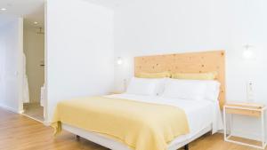 Cama ou camas em um quarto em CalaLanzarote Suites Hotel - Adults Only