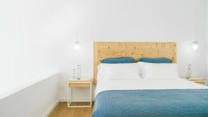 Cama ou camas em um quarto em CalaLanzarote Suites Hotel - Adults Only
