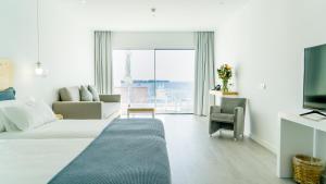 Uma TV ou centro de entretenimento em CalaLanzarote Suites Hotel - Adults Only