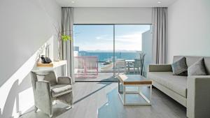 Uma área de estar em CalaLanzarote Suites Hotel - Adults Only