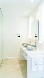 Um banheiro em CalaLanzarote Suites Hotel - Adults Only