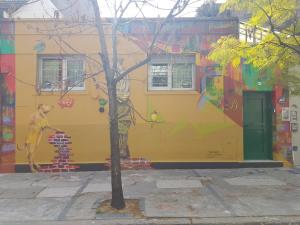 un edificio con una pintura a un lado. en Palermo Viejo Bed & Breakfast en Buenos Aires