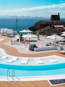 A piscina localizada em CalaLanzarote Suites Hotel - Adults Only ou nos arredores