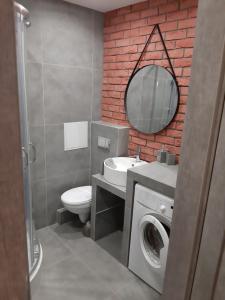 łazienka z pralką i pralką w obiekcie Apartament Port w Ostródzie