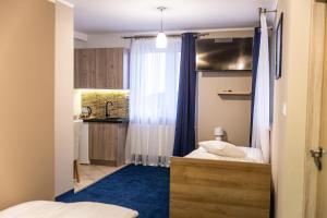 Habitación pequeña con 2 camas y cocina en RR pokoje en Kielce