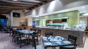 A restaurant or other place to eat at Holiday Inn Ciudad Del Carmen, an IHG Hotel