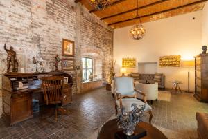 sala de estar con pared de ladrillo en Hotel Hacienda San Cristóbal, en León