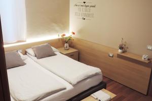 茲亞諾迪費艾米的住宿－瓦澤塔住宿加早餐旅館，一间卧室配有一张带白色床单的床和一扇窗户。