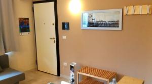 una habitación con una puerta y una foto en la pared en B&B GIRAMONDO, en Castrovillari