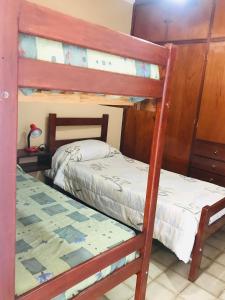 2 literas en una habitación pequeña con 1 cama en Reposar D en Salta