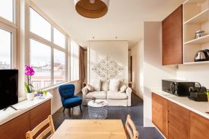 a living room with a couch and a table at Ollihomes Relaxury Apartment in Cagliari