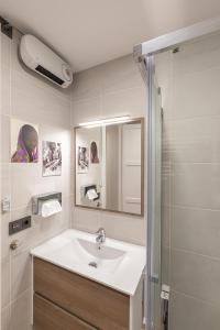 y baño con lavabo, espejo y ducha. en Alameda Recalde Centro en Bilbao