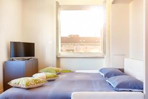 En eller flere senge i et værelse på Ollihomes Relaxury Apartment