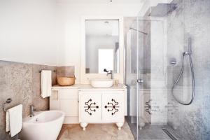 Et badeværelse på Ollihomes Relaxury Apartment + 44 billeder