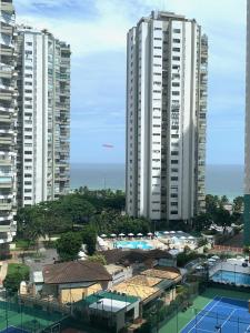 una vista de dos edificios altos y una pista de tenis en Apartamento Praia Barra da Tijuca Wonderful Ocean Suites, en Río de Janeiro