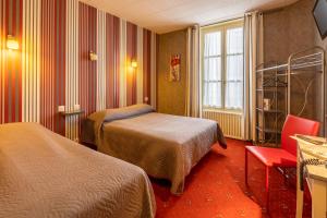 ブロワにあるホテル レストラン サン ジャックのベッド2台と窓が備わるホテルルームです。