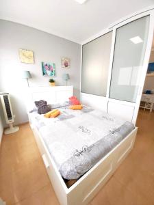 un grande letto bianco in una stanza di One bedroom appartement at Las Palmas de Gran Canaria 30 m away from the beach with wifi a Las Palmas de Gran Canaria