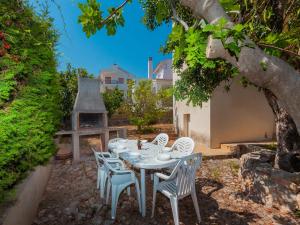 a table and chairs in a yard with a tree at Holiday Home Angel Guimera by Interhome in Creixell