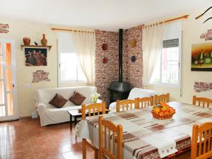 un soggiorno con un tavolo e un divano di Holiday Home Masia del Mosso by Interhome a Camarles