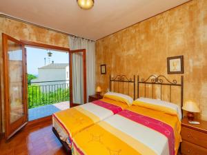 ein Schlafzimmer mit einem großen Bett und einem Balkon in der Unterkunft Holiday Home Angel Guimera by Interhome in Creixell