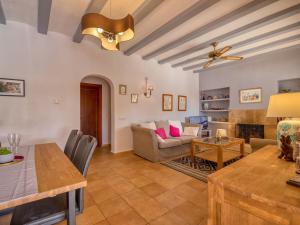 Holiday Home Pomeraj by Interhome في Balcon del Mar: غرفة معيشة مع أريكة وطاولة