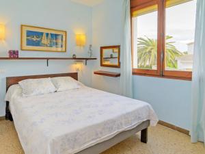 - une chambre avec un grand lit et une fenêtre dans l'établissement Holiday Home Francia by Interhome, à Sitges