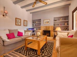 Holiday Home Pomeraj by Interhome في Balcon del Mar: غرفة معيشة مع أريكة وطاولة