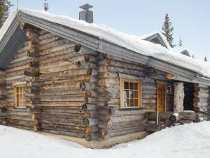 ルカにあるHoliday Home Kuruhovi a by Interhomeの雪の丸太小屋
