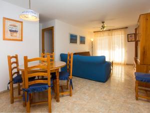 sala de estar con mesa y sofá azul en Apartment Oroblanc by Interhome, en Oropesa del Mar