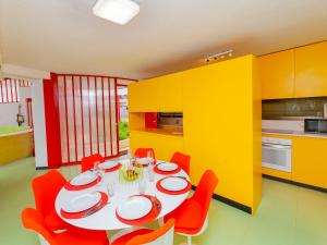 シッチェスにあるVilla Vallpineda Avenida Miquel Utrillo by Interhomeのダイニングルーム(白いテーブル、赤い椅子付)