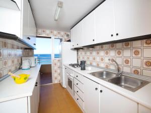 Kuchnia lub aneks kuchenny w obiekcie Apartment Voramar-5 by Interhome