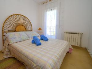 Un dormitorio con una cama con almohadas azules. en Holiday Home Envalira, en Cunit