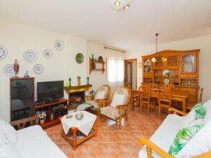 Televízia a/alebo spoločenská miestnosť v ubytovaní Holiday Home Katy by Interhome