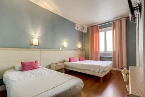 מיטה או מיטות בחדר ב-Hôtel Du Midi