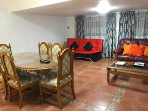 una sala de estar con una mesa y un sofá en Somerset In, en Durban 6 fotos más