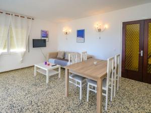 Televízia a/alebo spoločenská miestnosť v ubytovaní Apartment Costa Playa by Interhome + 11 fotografií