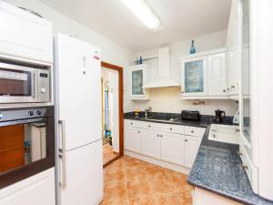 Kuchyňa alebo kuchynka v ubytovaní Holiday Home Katy by Interhome