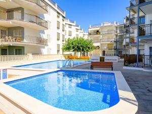 una imagen de una piscina en un complejo de apartamentos en Apartment Costa Playa by Interhome, en Cunit