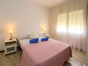Posteľ alebo postele v izbe v ubytovaní Apartment Costa Playa by Interhome