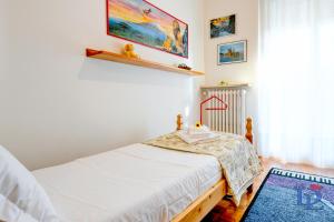 een slaapkamer met een bed en een blauw tapijt bij DesenzanoLoft Il girasole del Lago in Desenzano del Garda